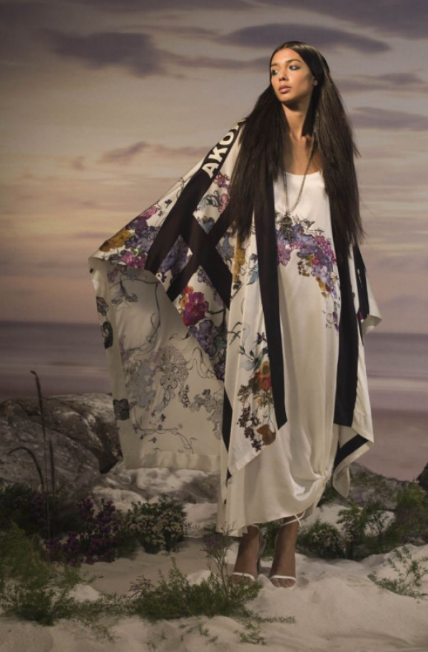 Slip Dress dengan Aksen Cape